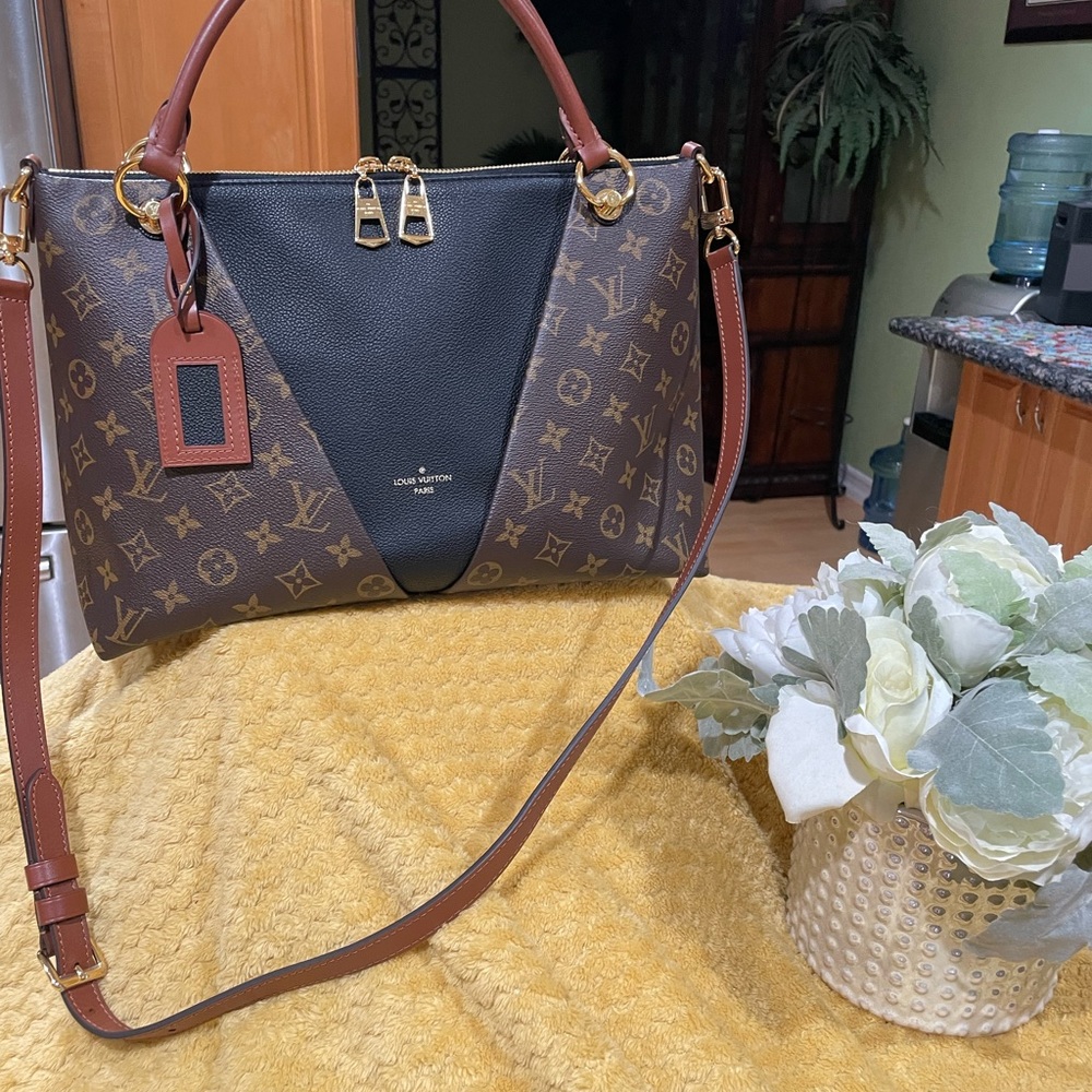 Louie Vuitton Monogram V Tote MM Black in new like condition